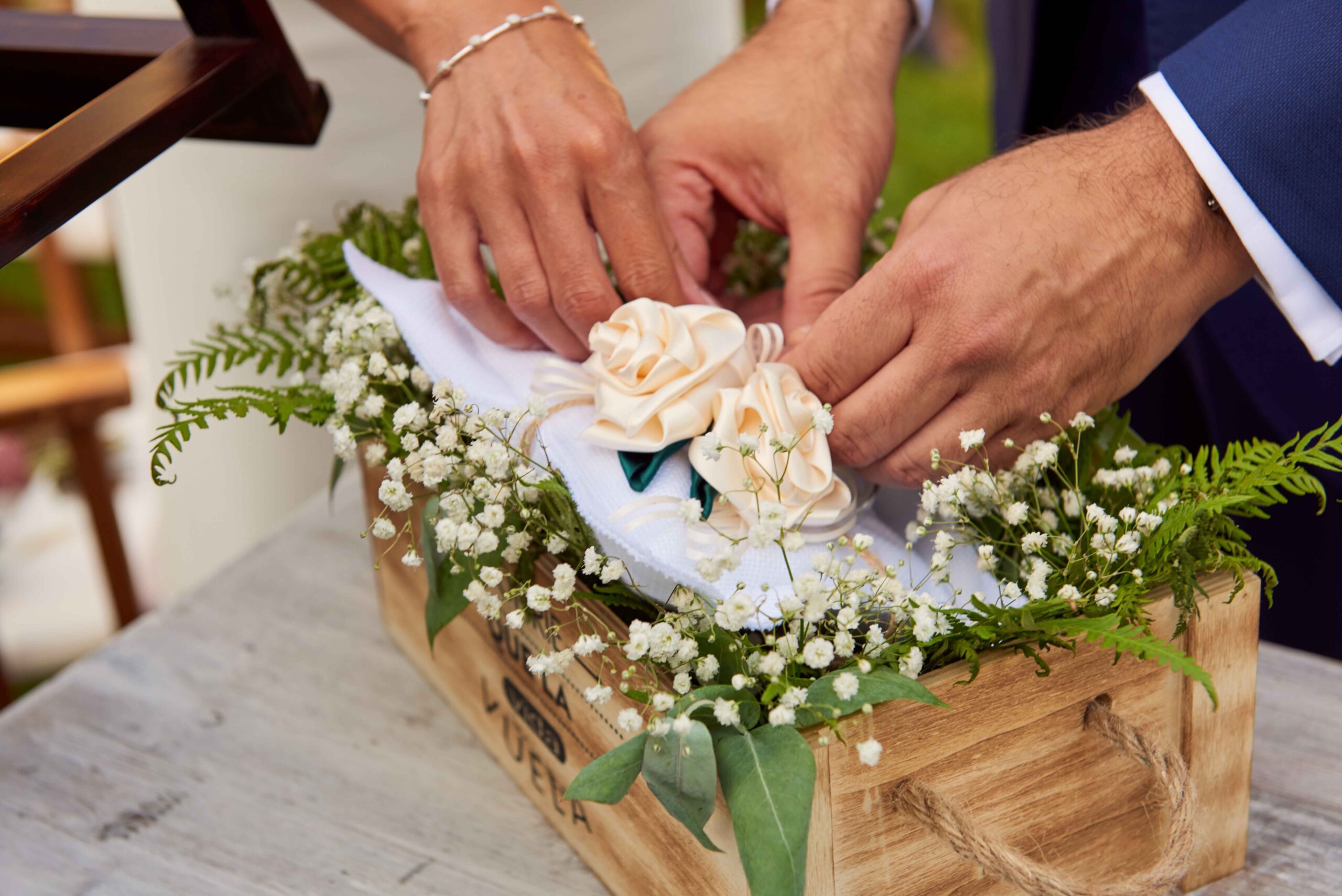 Fotografía de una caja con flores de boda